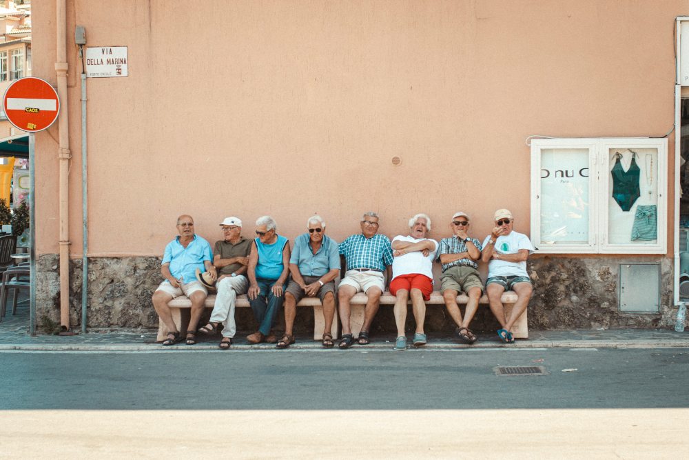 Una culla vuota e un carro armato a simboleggiare la scelta dell'Europa